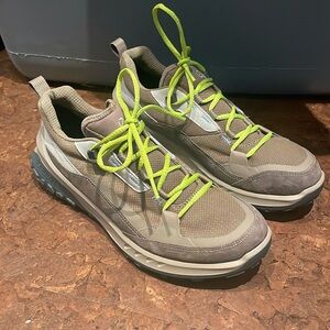 🎁 ECCO Women's Ultra Terrain Waterproof Low Hiking Shoe Sz40 9-9.5